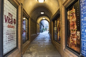 Narrow Alleyway in the City of London - Historic Pubs Tour