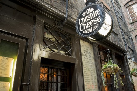 Ye Olde Cheshire Cheese Pub outside - London Ye Olde Cheshire Cheese Pub outside - London